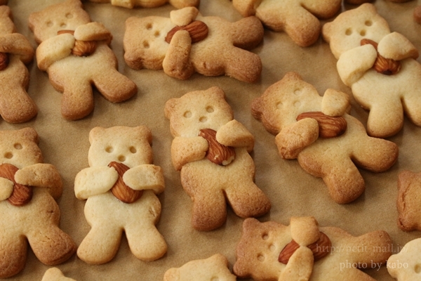 クマがナッツをぎゅっと抱っこするクッキー