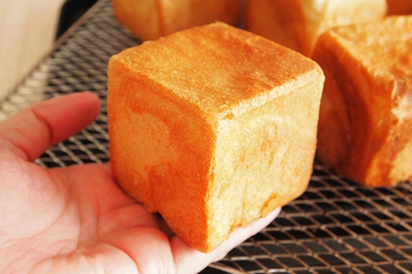 手のひらサイズのかわいいキューブ形のパンが焼ける型