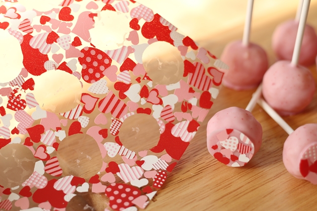 クオカ　バレンタインキット　いちごのケーキポップ作り方