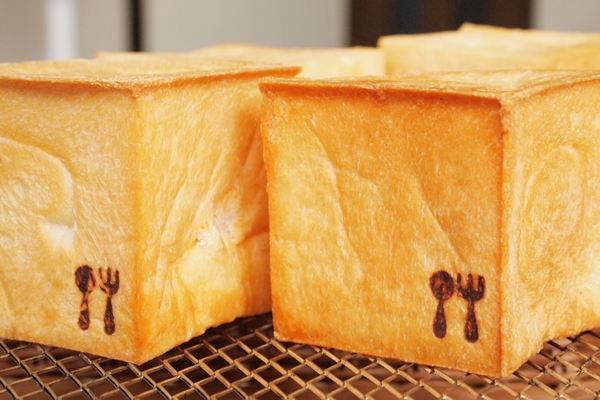 焼き印を押したパン