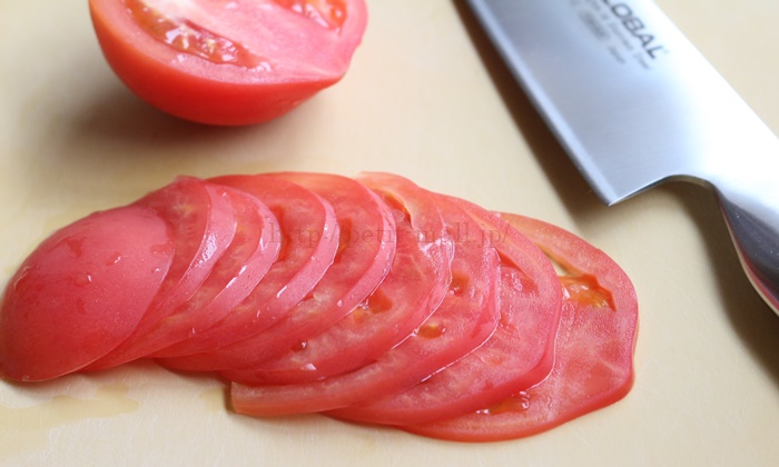 グローバル包丁で切ったトマトの薄切り